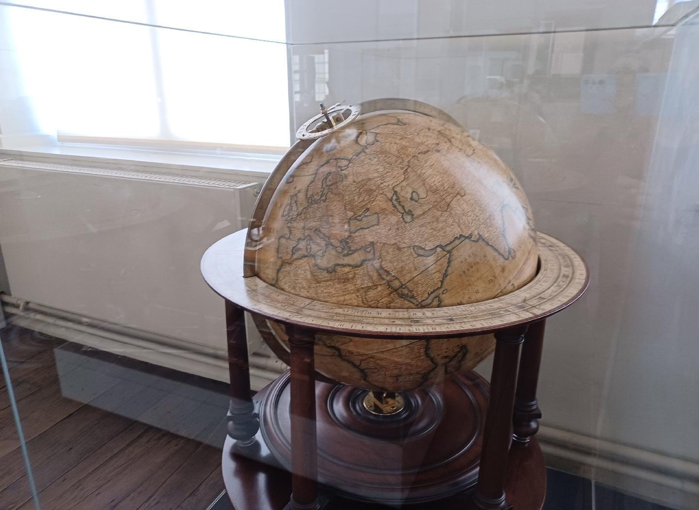 A model globe approximately 40 cm in diameter