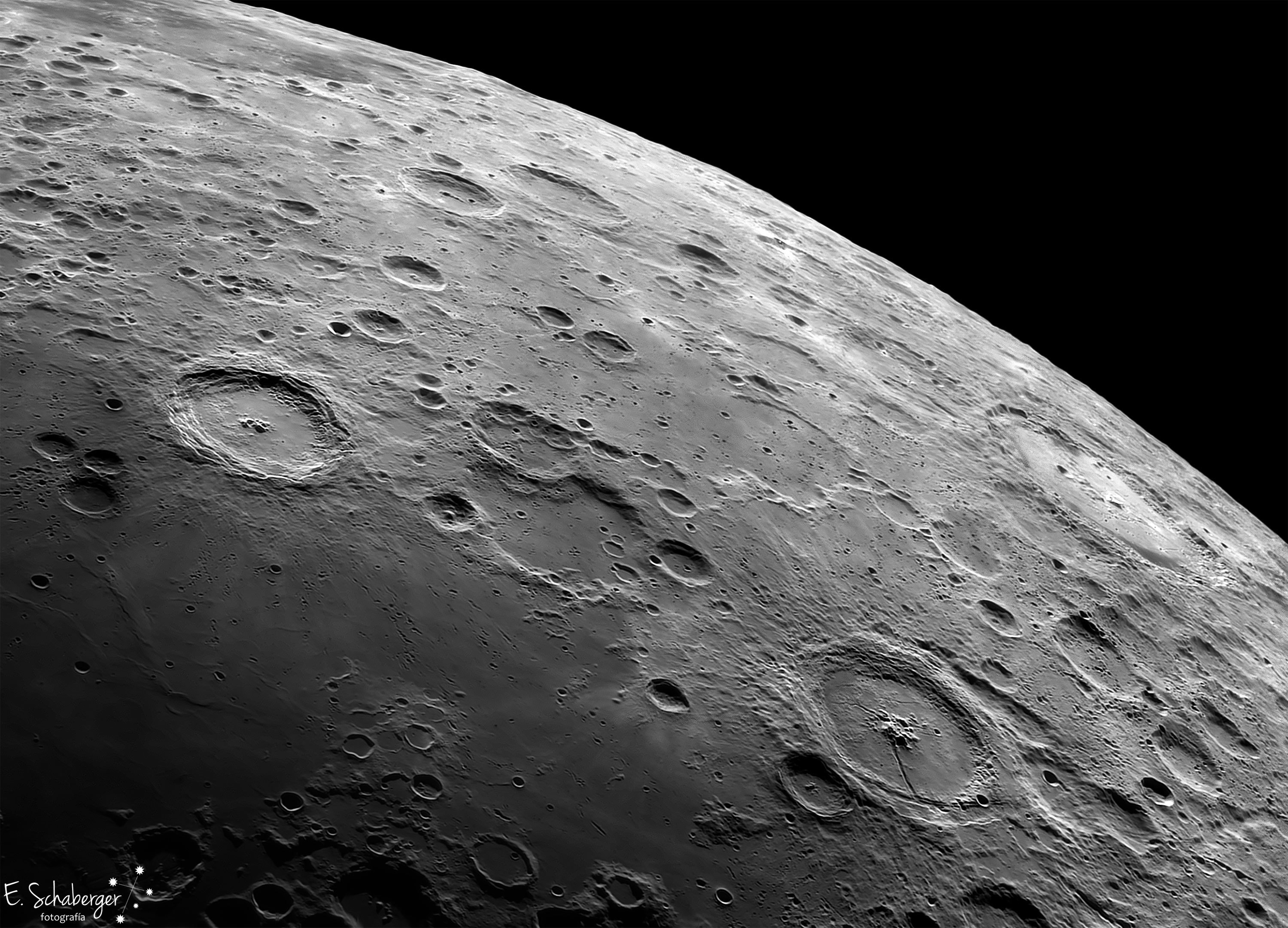 Большой кратер луны. Кратер Лунная поверхность Луны. Луна астрономия кратеры. Луна вблизи. Луна Планета поверхность.
